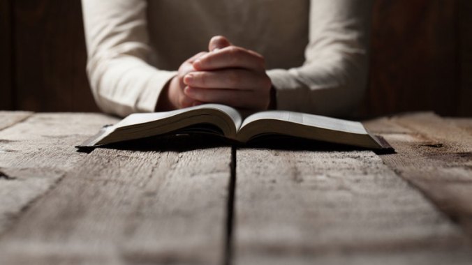 praying_hands_bible_table_actge7